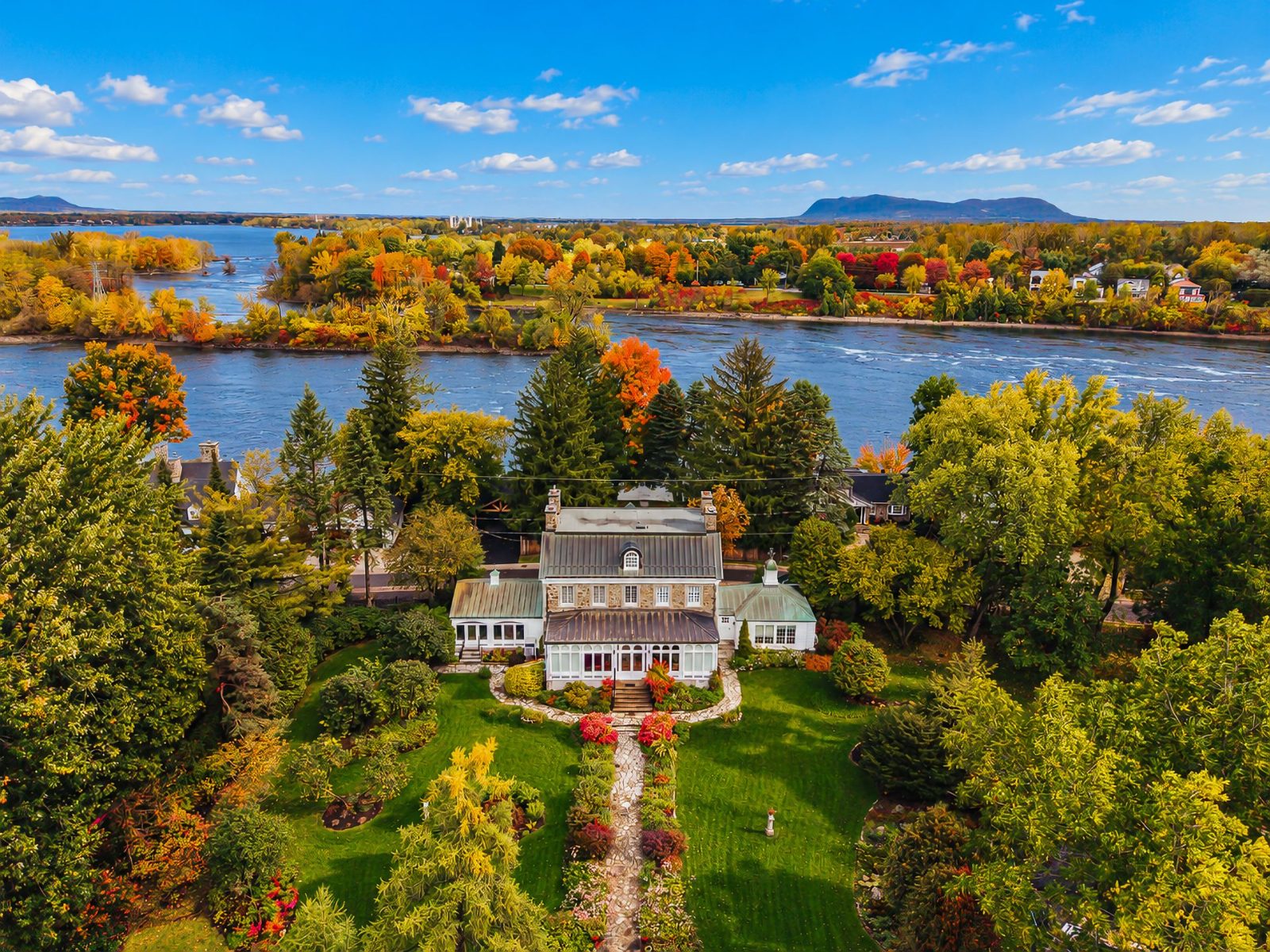 Vue aérienne du domaine et de la rivière Richelieu