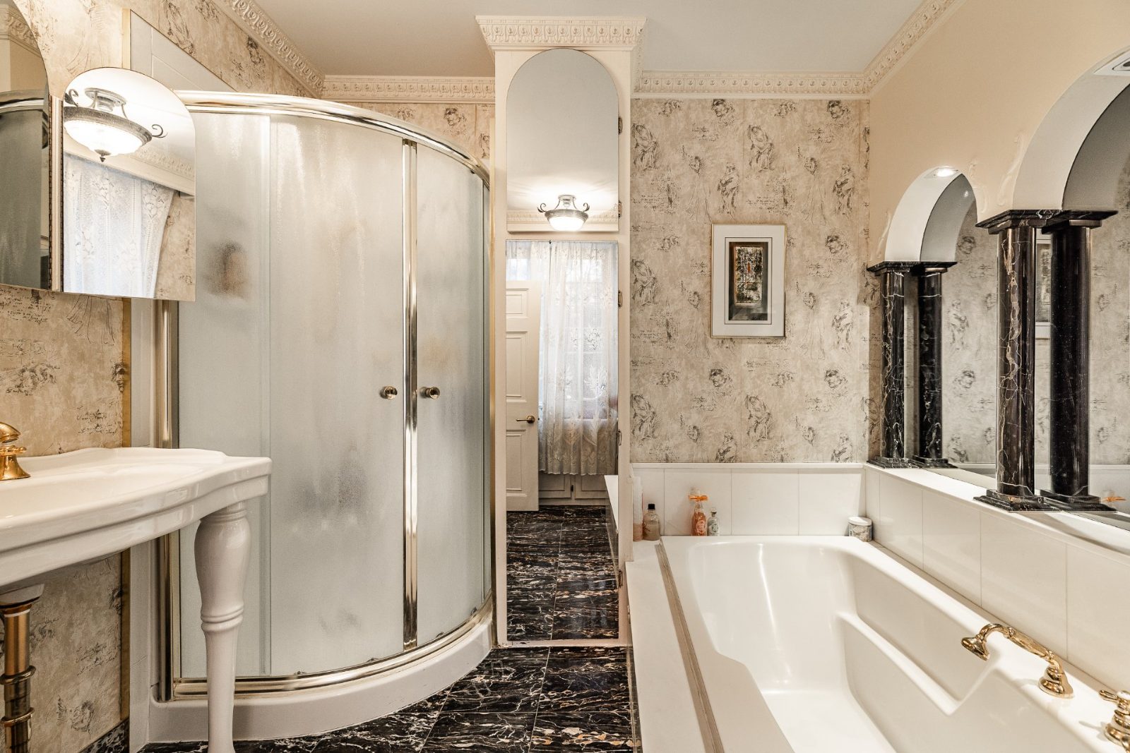Salle de bains et douche vitrée