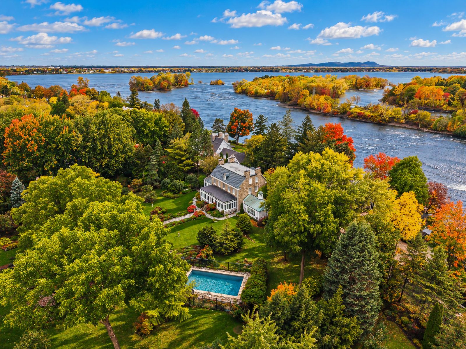 Le domaine, la piscine et la rivière Richelieu