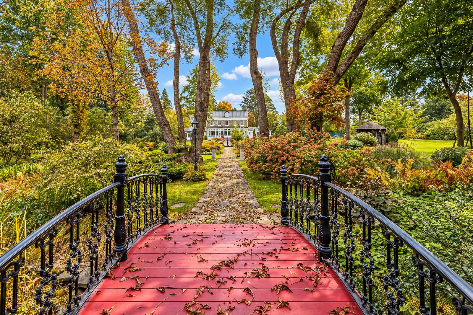 Passerelle dans les jardins