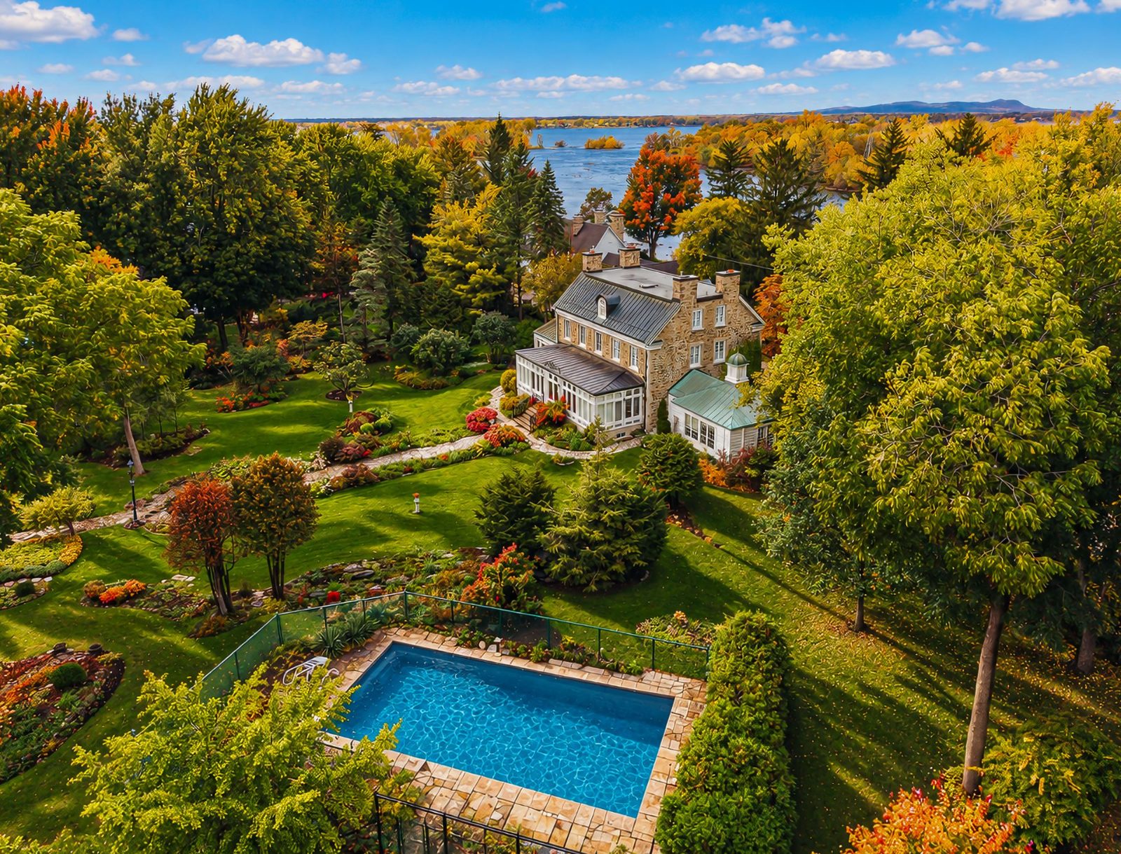 Vue aérienne du domaine et de la piscine